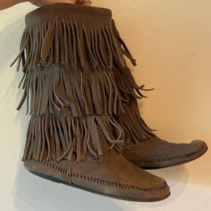 MINNETONKA GREY FRINGE BOOTS SIZE 9